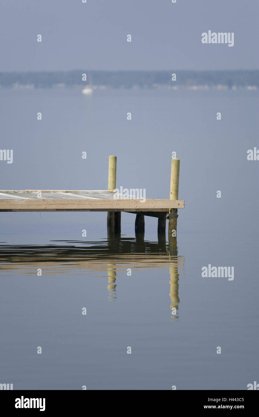 Lake, pont en bois, de la réflexion, de l'embarcadère, post, deux, la mer, l'eau, rive, personne, Basse-Saxe, Allemagne, Banque D'Images