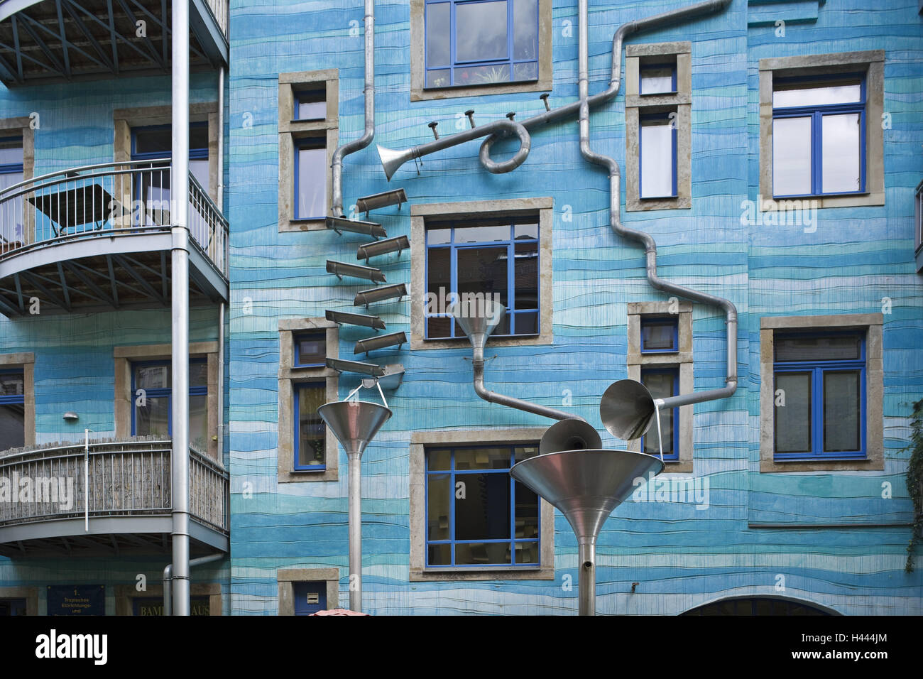 Allemagne, Saxe, Dresde, Neustadt, cour, passage de l'art de cour les éléments, façade de maison, bleu, de la pluie, du tuyau Banque D'Images