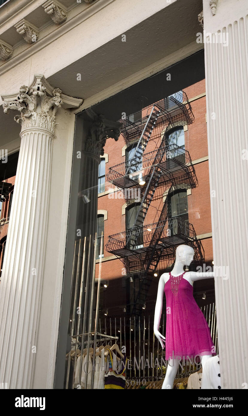 Les USA, New York City, SoHo, la maison de couture, shop-window, doll, de réflexion, de la construction, de l'Amérique du Nord, ville, mannequin, robe, Rose, robe d'été, pilier, sorties de secours, Banque D'Images