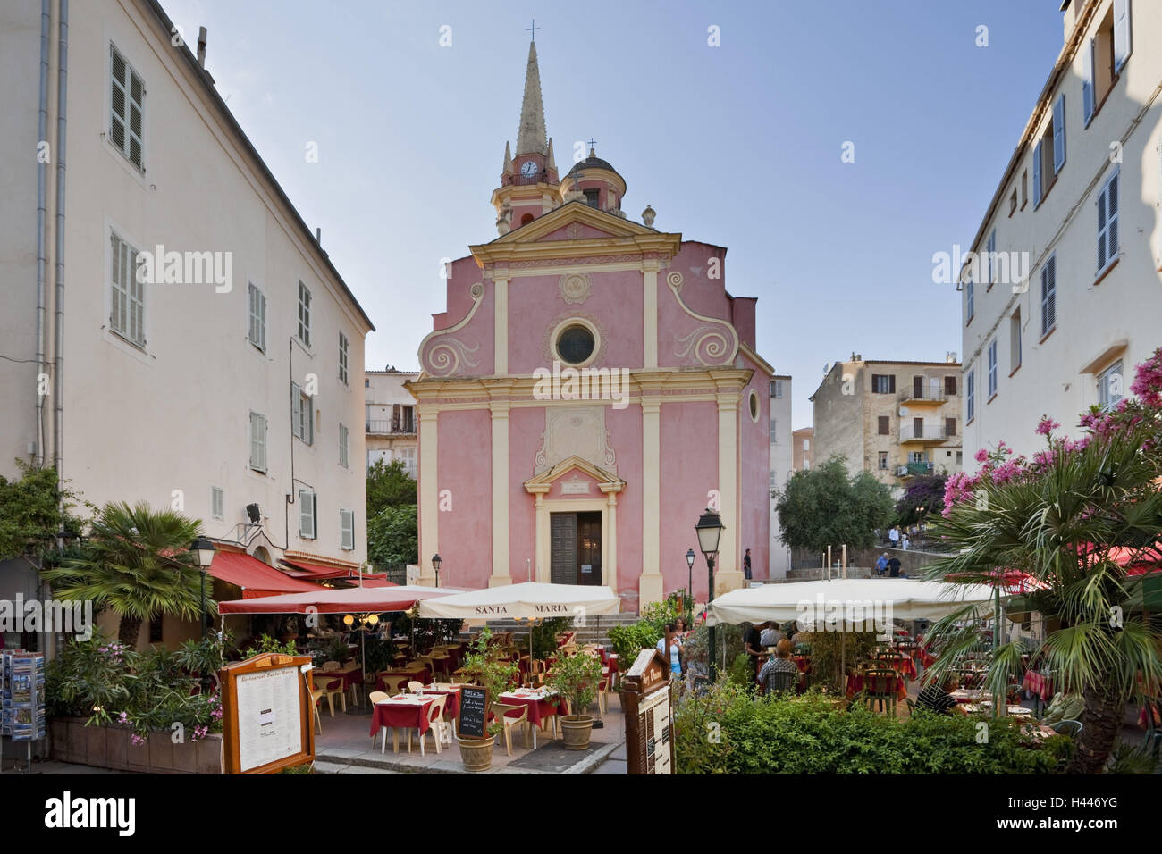 France, Corse, Calvi, église, café de la rue, Banque D'Images