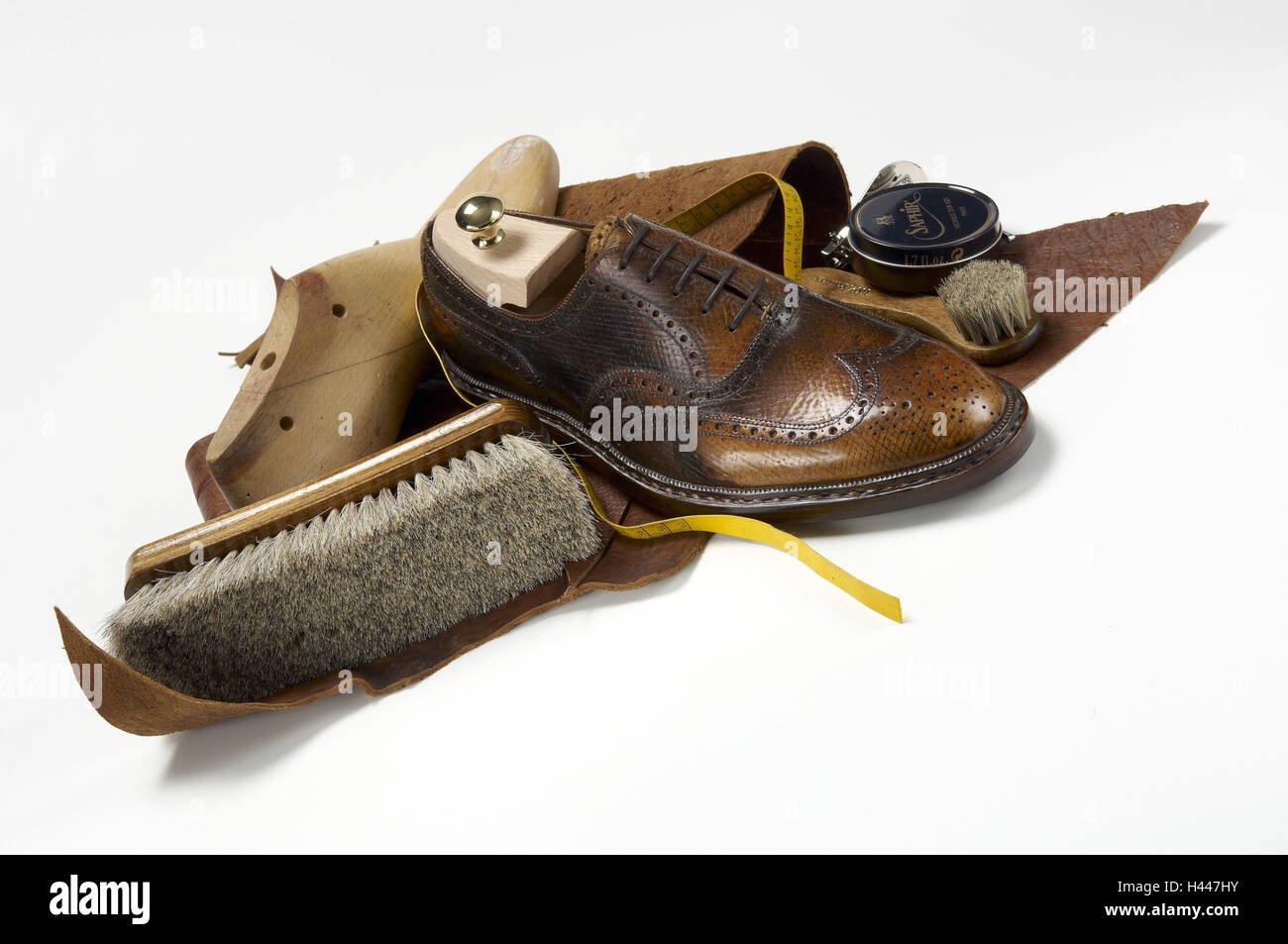 Gent's shoe, brosses embauchoirs maroquinerie etui téléphone pochette  française porte, brosse à chaussure, cirage Photo Stock - Alamy