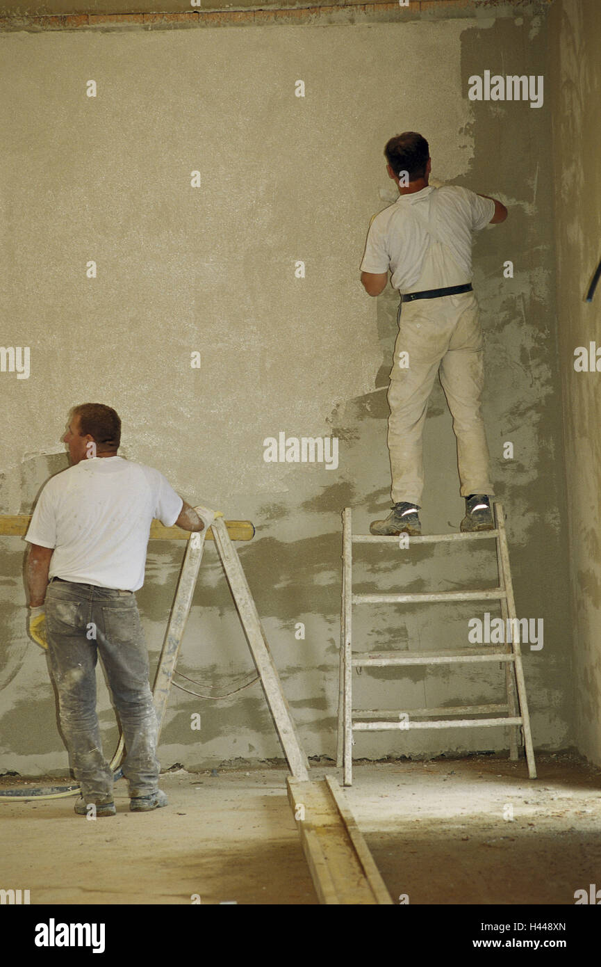 L'intérieur, aux conducteurs, artisan, deux, muraille, plâtre, vue de dos, le modèle ne libération, les gens, les hommes, les travailleurs de la construction, l'occupation, travail, maison, appartement, chambre, bâtiment ancien, réorganisation, murs de défense, maçons, creuser, le socle, le corps tout entier, Banque D'Images
