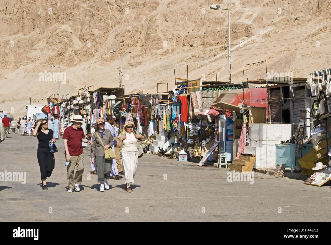 Egypte, Louxor, la vallée des rois, Deir el-Bahri, temple Hatshepsut, rue, magasins de souvenirs, les touristes, la Haute Égypte, Thèbes, montagnes, rock, étals de marché, ventes, de souvenirs, de gens, de shopping, de destination, de voyage, tourisme culturel, Banque D'Images