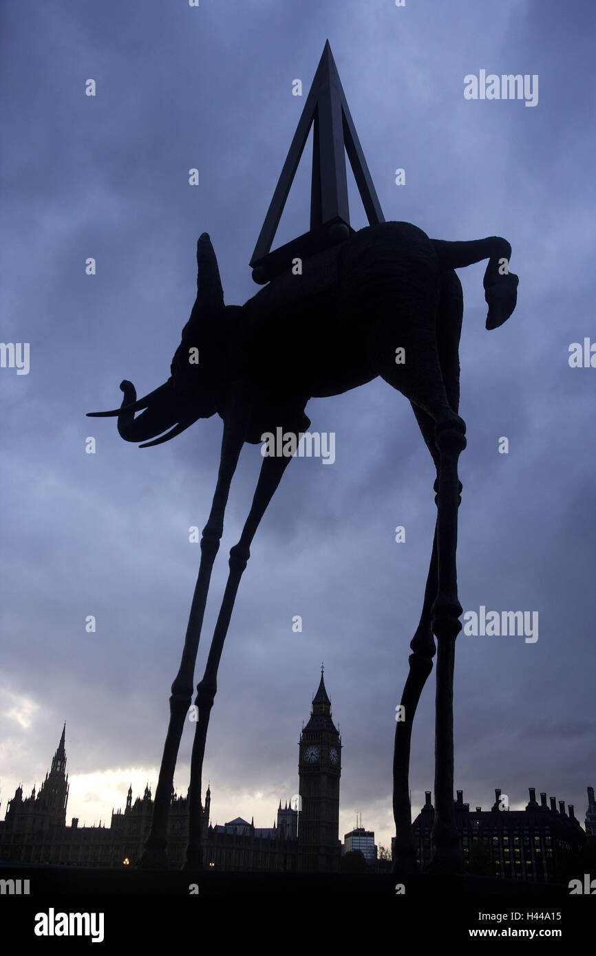 UK, Londres, sculpture d'éléphant, silhouette, chambres du Parlement, Big Ben, crépuscule, Banque D'Images