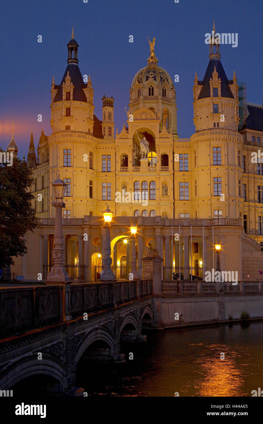 L'Allemagne, 1, Schwerin, verrouillage, pont château Schweriner, crépuscule, Banque D'Images