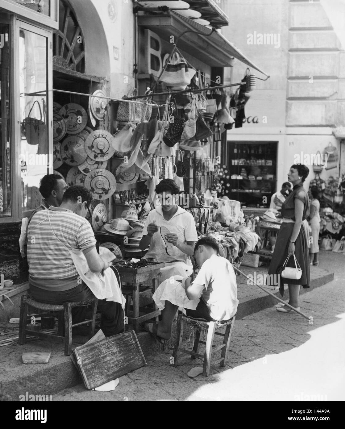L'Italie, Capri, magasin de souvenirs, cordonnier, paysage urbain, entreprise, magasin, boutique, tourisme, souvenirs, artisanat, artisans, hommes, garçons, les touristes, les passants, chaussures, chaussures, chapeaux de paille, des chapeaux, personnaliser, Handmade, alley, extérieur, nostalgie, Banque D'Images