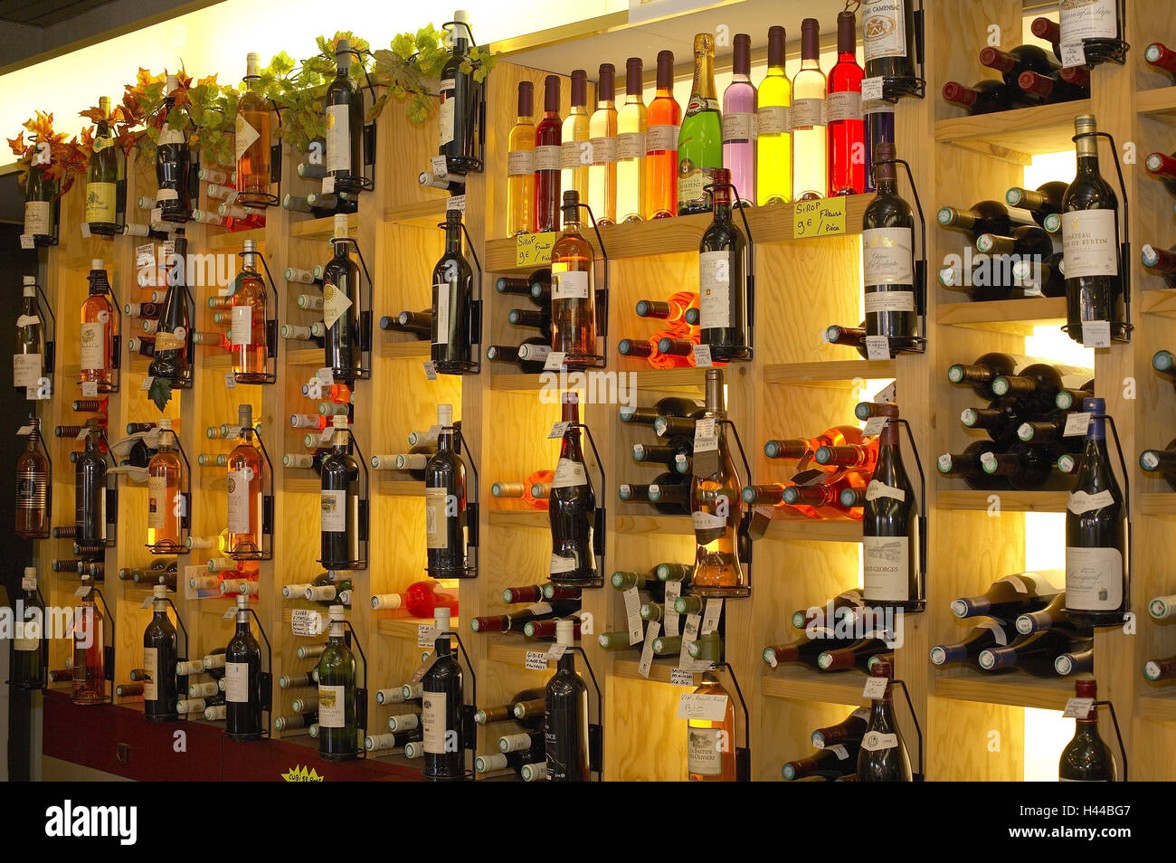 France, Côte d'Azur, Saint Aygulf, le vin, la durée d'action, des bouteilles  de vin Photo Stock - Alamy