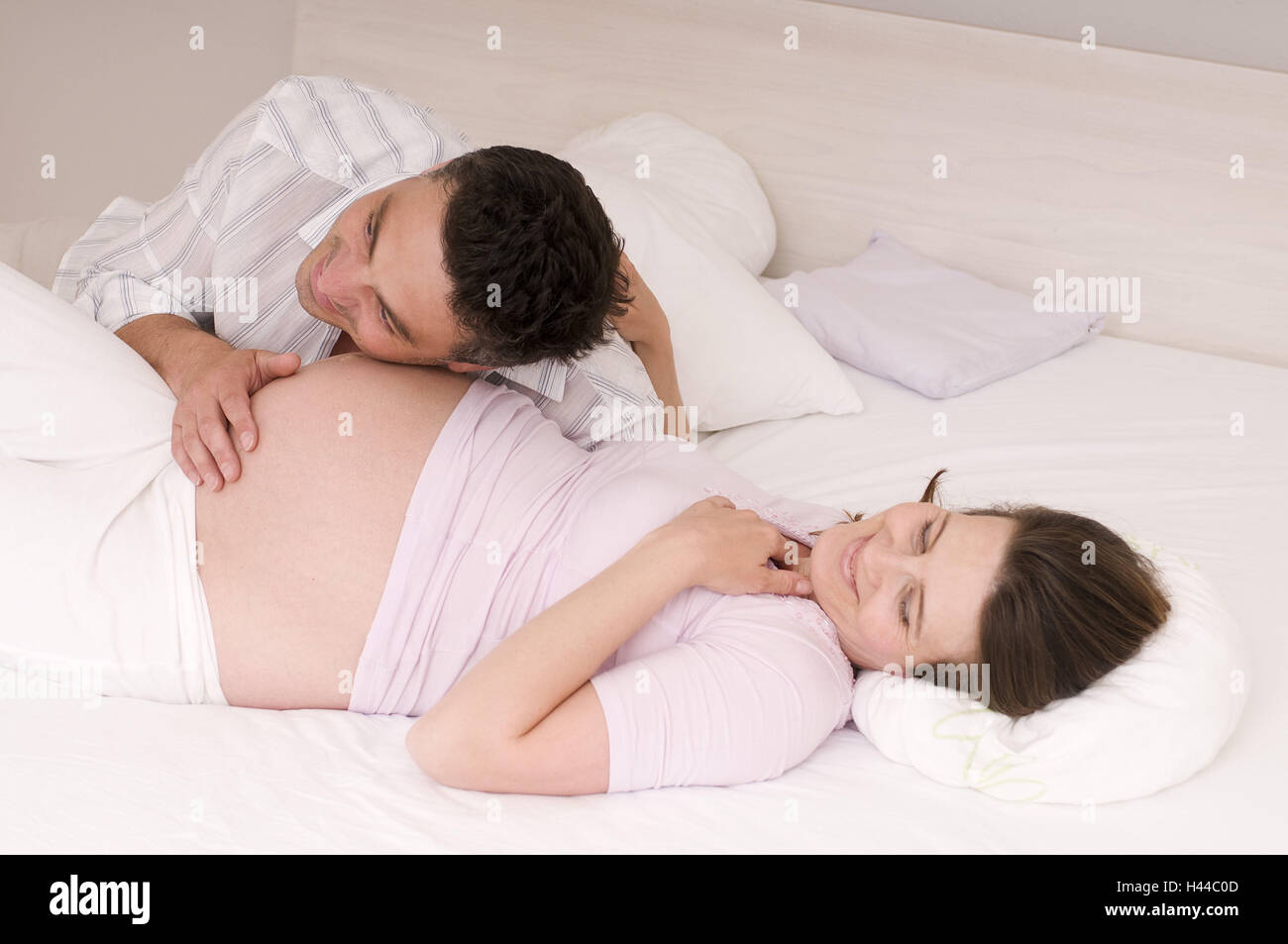 Femme Enceinte Se Coucher Lit Homme Bebe Ventre Entendre Photo Stock Alamy