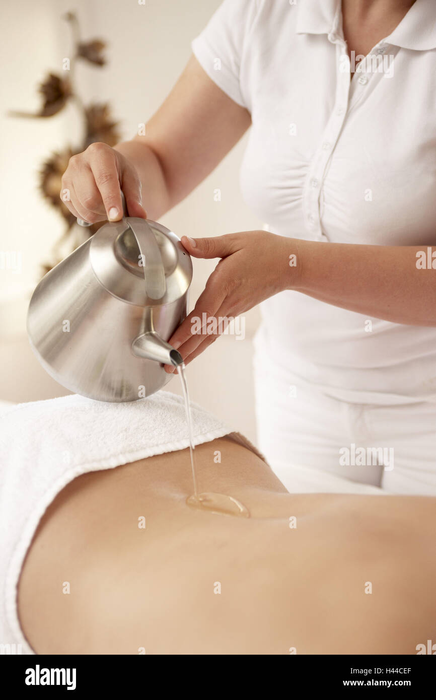 Medical Spa, la thérapie, le commerce d'huile aromatique fairage, femme, dos, thérapeute, Banque D'Images