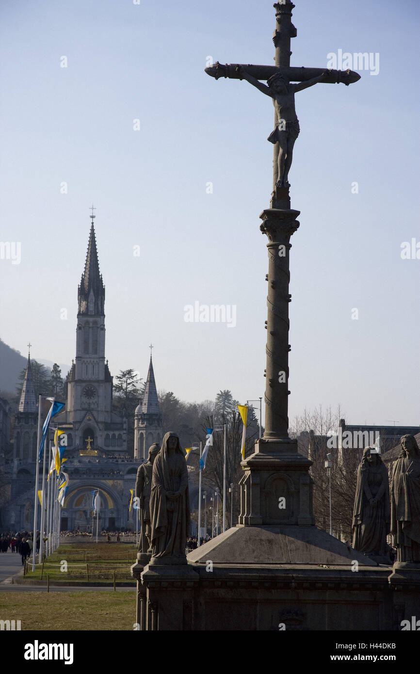 En face de la basilique du Rosaire, croyants, Lourdes, France, Banque D'Images
