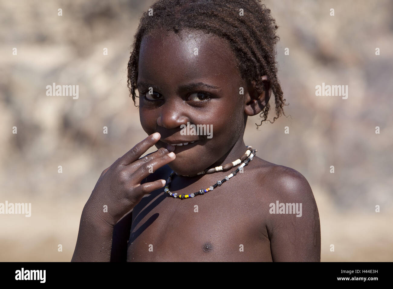 L'Afrique, la Namibie, la région de Kunene, Kaokoveld, lieu de la tribu, Puros Himba, filles, portrait, Banque D'Images