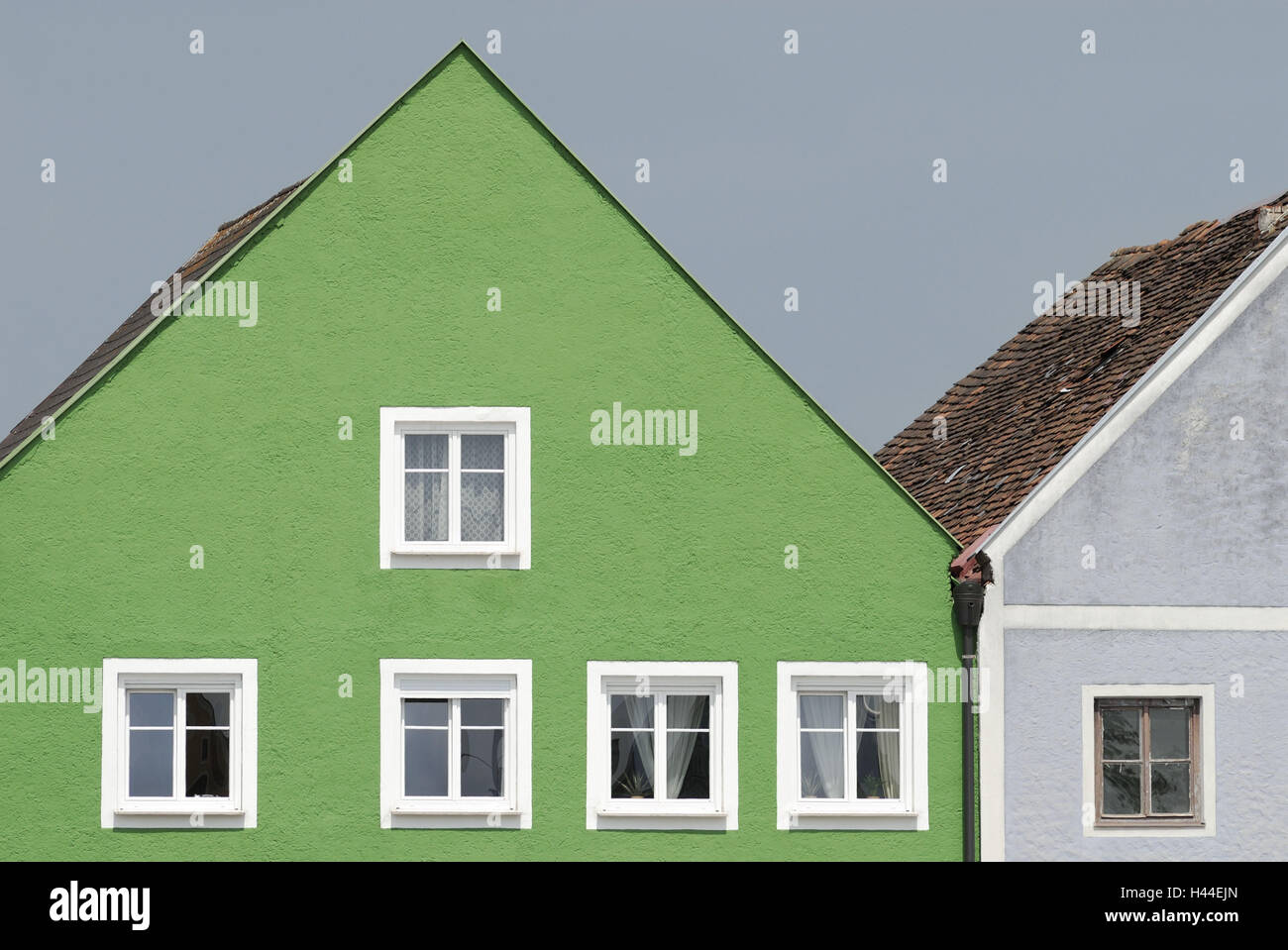 Maisons, gable, fenêtres, toits, ciel, vert, blanc, gris, Banque D'Images