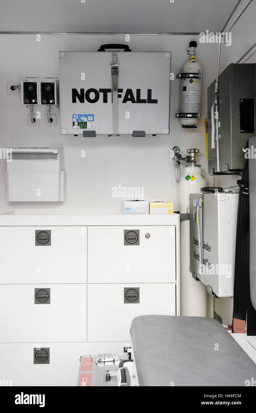 Voitures de sauvetage, de l'intérieur tourné, la table, le kit de ventilation, armoires, appareils à oxygène, Banque D'Images