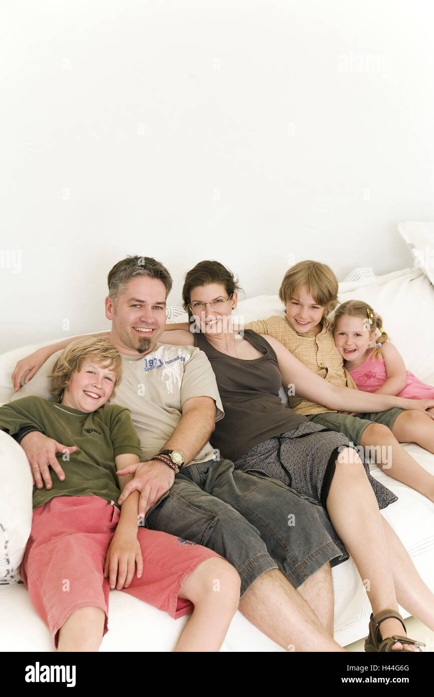 Famille est assise sur un canapé, heureusement, Banque D'Images
