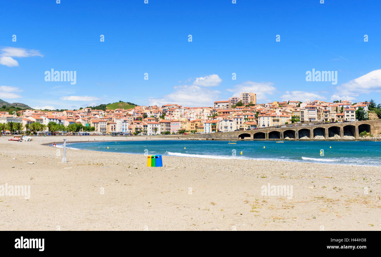 plage centrale de la jolie ville de banyuls sur mer languedoc roussillon france photo stock alamy