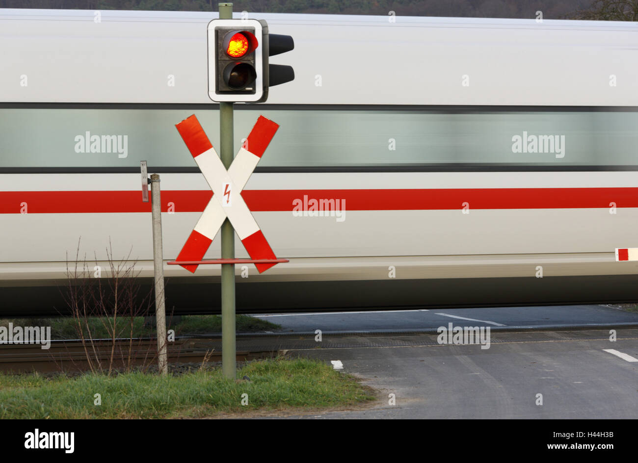 Passage à niveau, Saint Andrew's Cross, feu de circulation, l'intercity express, Banque D'Images