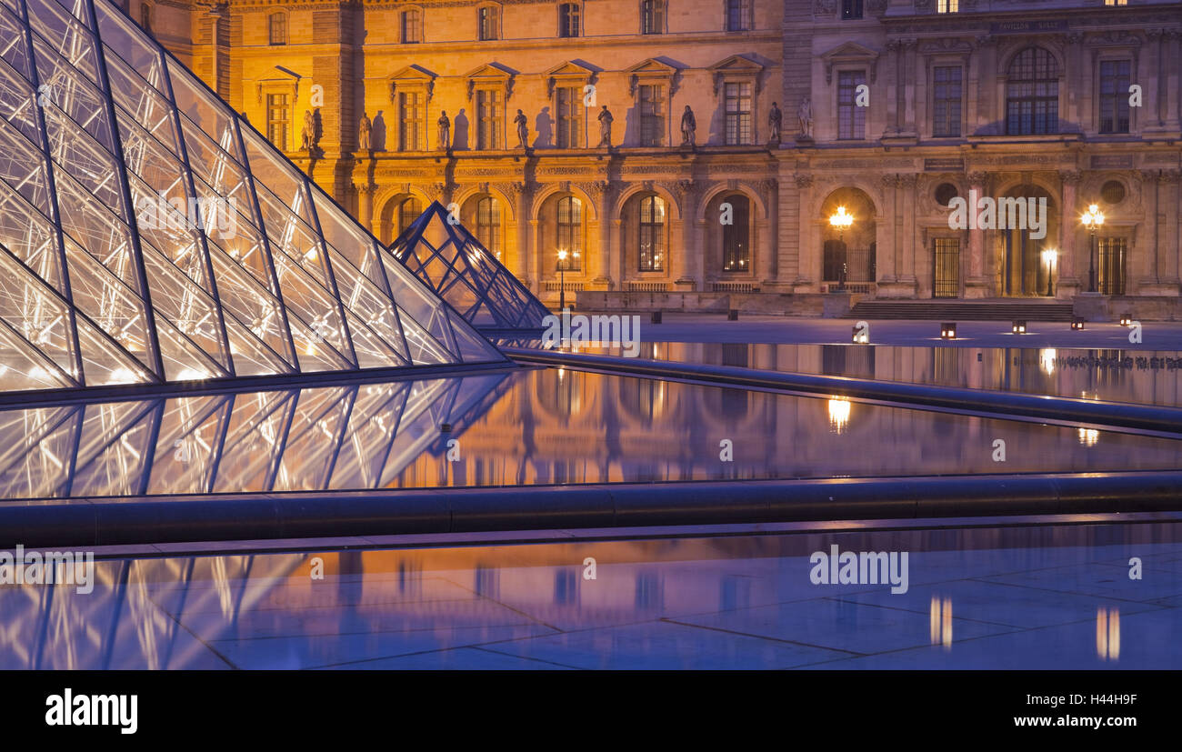 France, Paris, Ile de France, le Louvre, crépuscule, pyramide, Banque D'Images