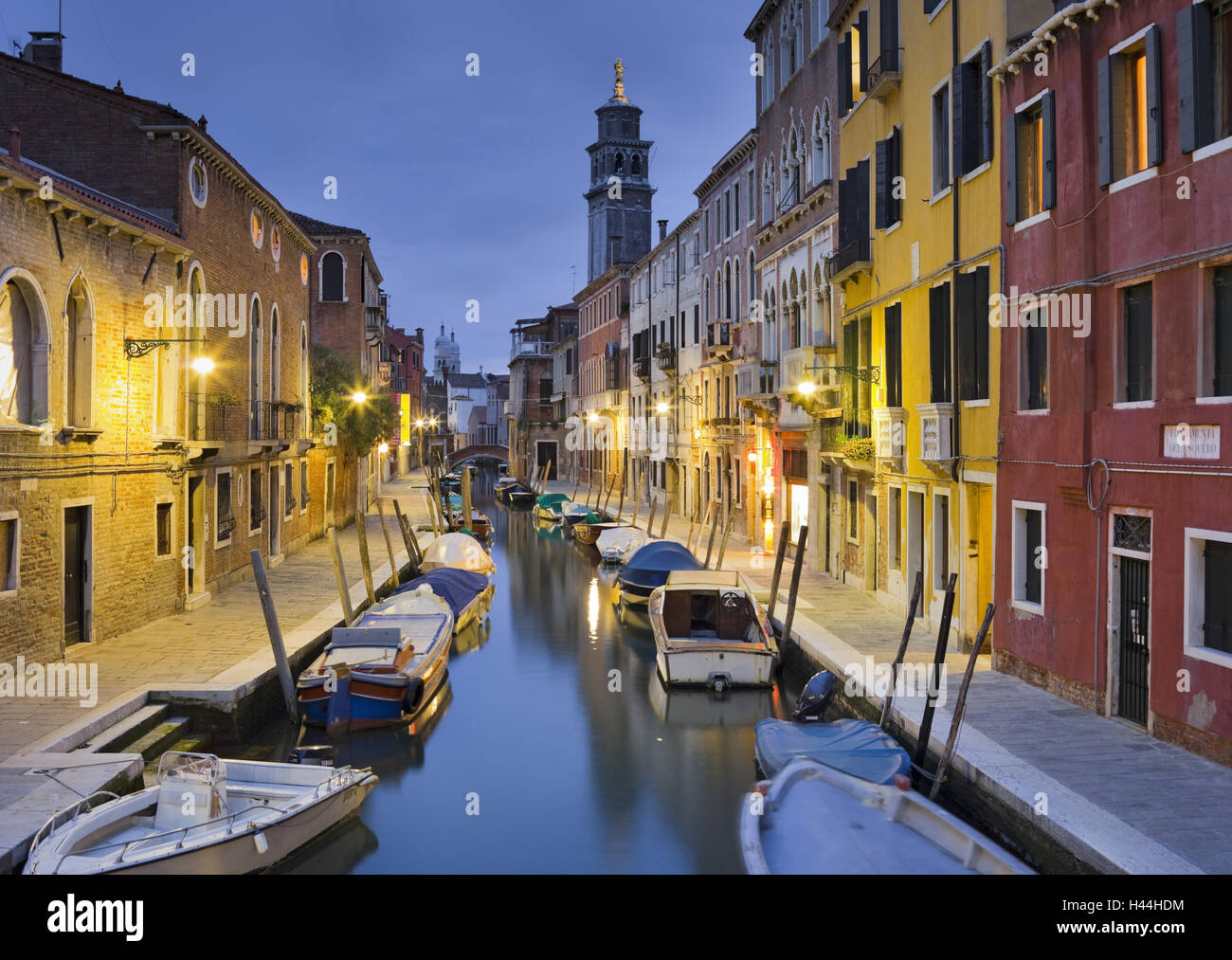 Italie, Vénétie, Venise, Dorsoduro, Rio di San Barnaba, Santa Maria dei Carmini, soir, Banque D'Images