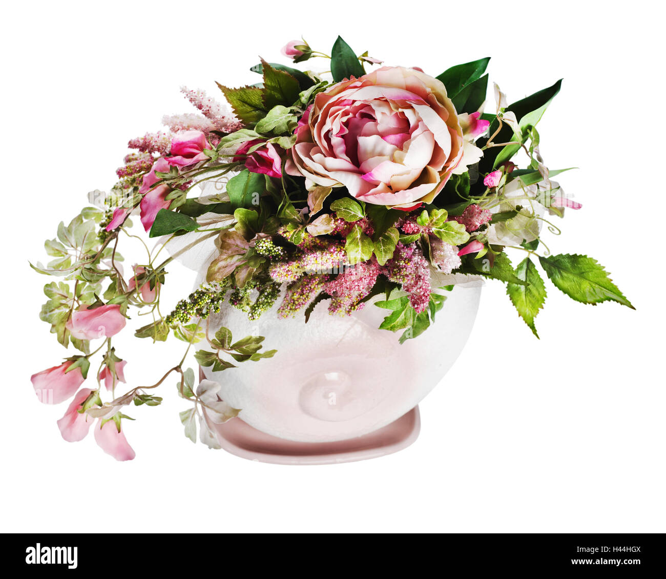 Arrangement de fleurs colorées dans un vase en céramique rose, isolé sur fond blanc. Banque D'Images