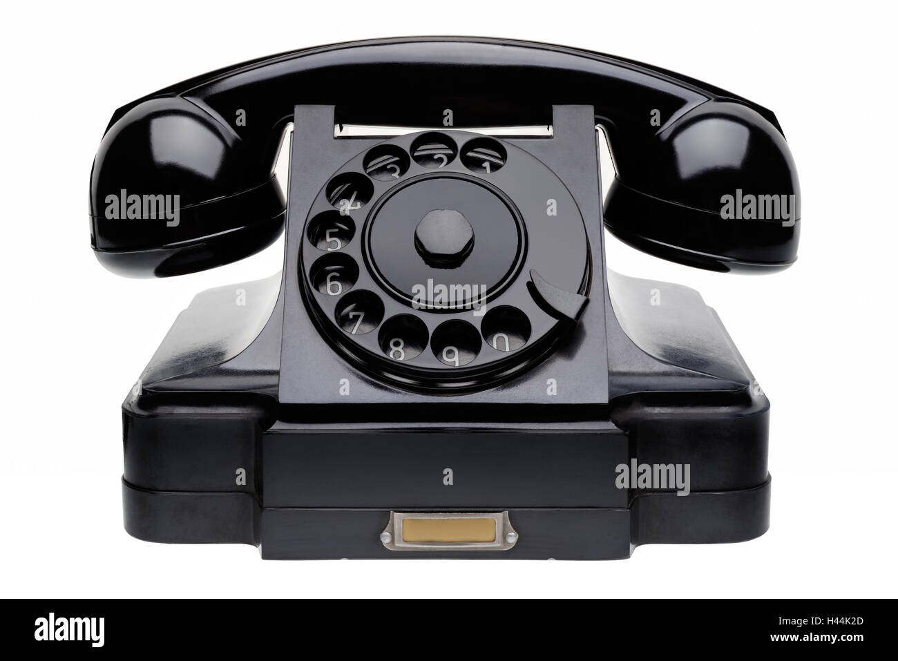 Objets isolés : vieux téléphone noir, milieu du 20e siècle, les personnes âgées et éraflée, isolé sur fond blanc Banque D'Images