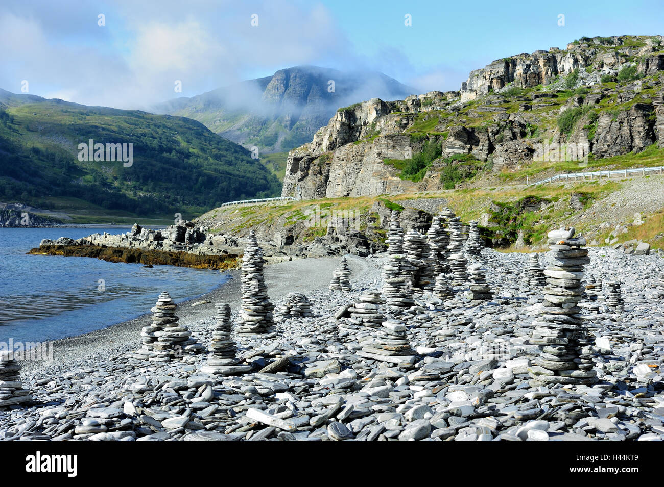 Des cairns, sur la côte de la Norvège, de la rivière Goahtemuorjohka Banque D'Images