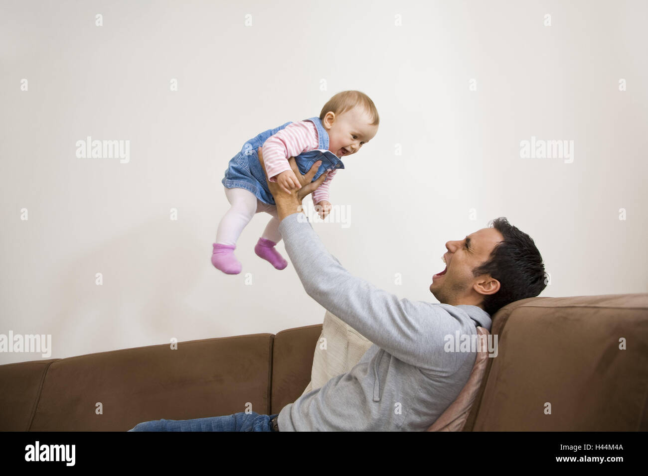 Pere Bebe Ascenseur Canape Famille Enfant Nourrisson Rire Jouer Maisons Trust Pere De Fierte L Amour Paternel L Amour L Harmonie De Soins De Chance De La Chance De Fierte D Affection De L Activite De La