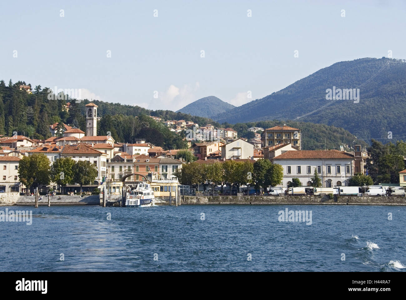 L'Italie, l'Italie du Nord, Lac Majeur, lac, Luino, vue locale, l'église San Pietro, Banque D'Images