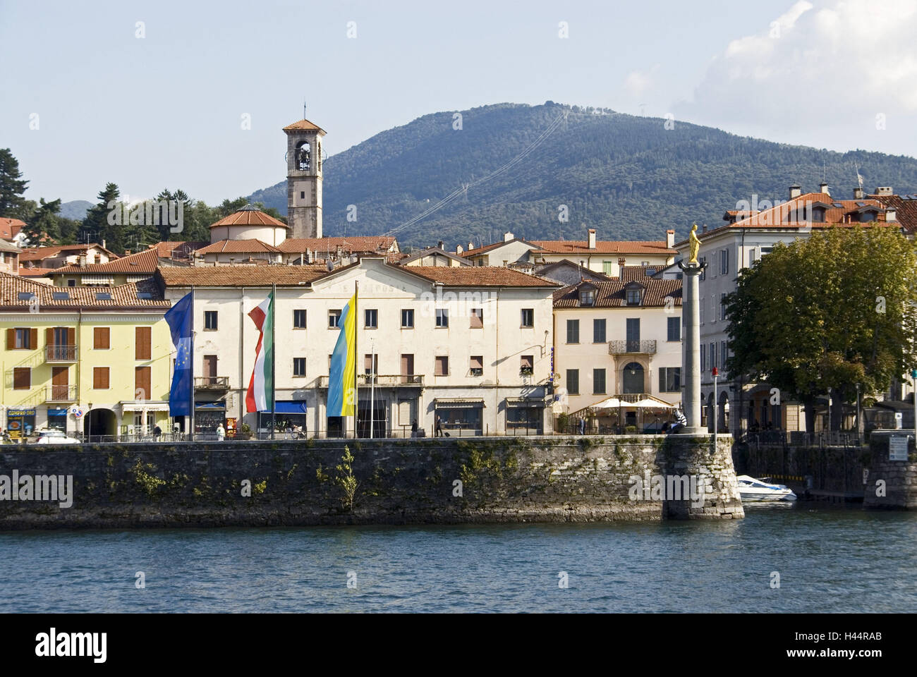 L'Italie, l'Italie du Nord, Lac Majeur, lac, Luino, vue locale, l'église San Pietro, Banque D'Images