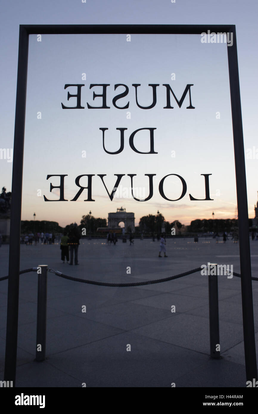 France, Paris, Louvre, d'entrée, d'avc, verre, crépuscule, point d'intérêt, tourisme, art, musée, musée d'art, à l'extérieur, figure font, transparent, mal-réflecteur réflecteur, font figure, vue de dos, passant, l'espace, soirée, Banque D'Images