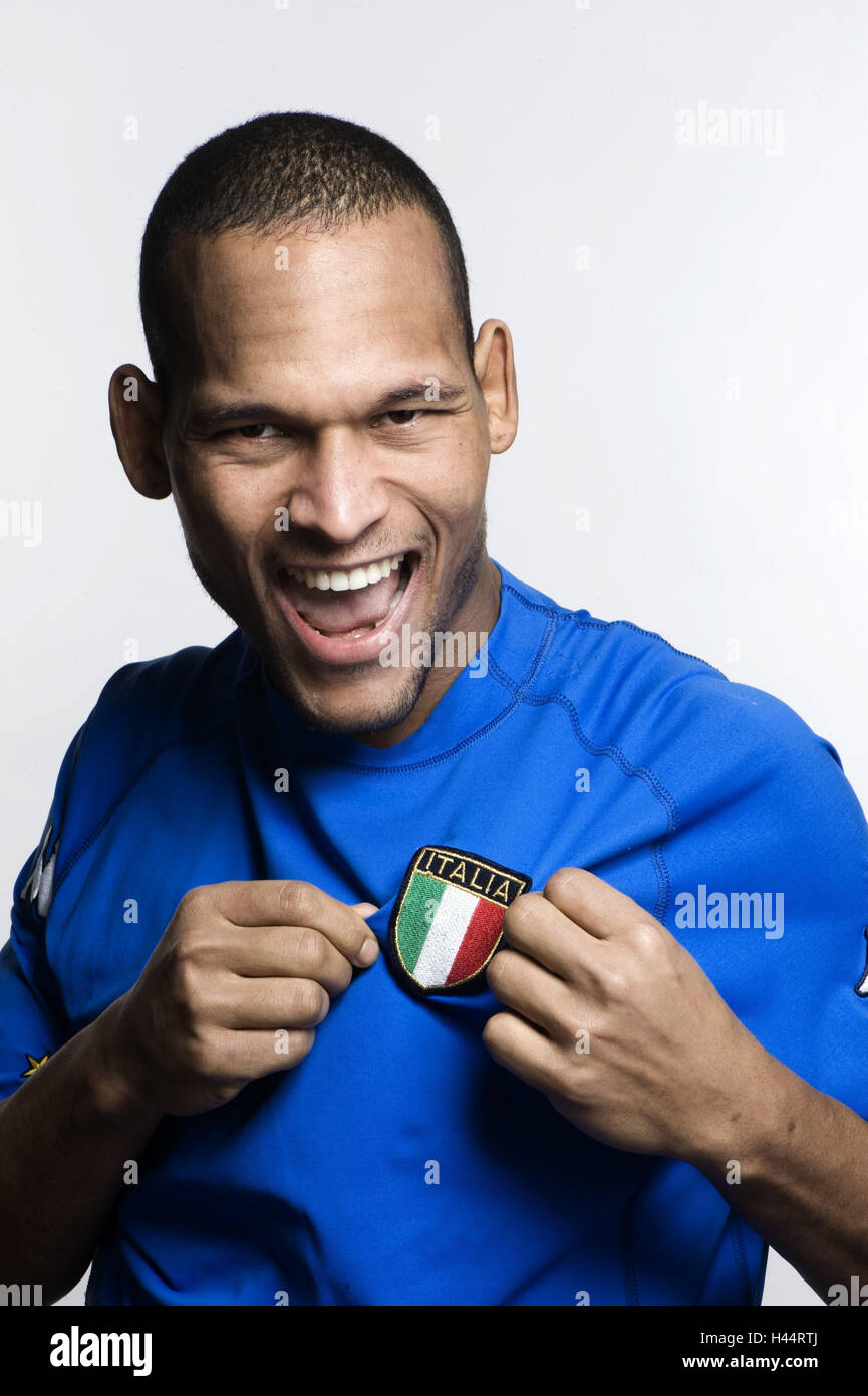 Fan de football, Manly, la joie, le geste, la chemise du ventilateur, Italia, la moitié, portrait, beauté, parution du modèle studio, football, championnat du monde, championnat du monde, la nationalité, l'homme, de l'Italie, la tolérance, le multiculturalisme, le calme, jersey, avec succès, la joie, l'allégresse, Banque D'Images