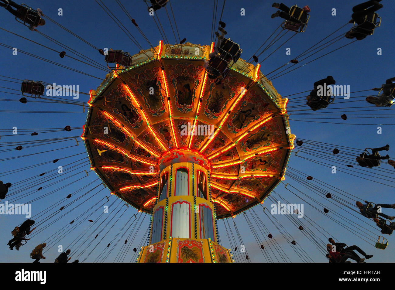 Carousel swing, festival public, soir, Banque D'Images