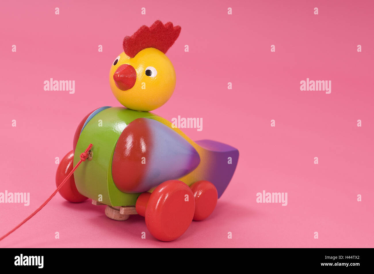 Les jouets en bois, touchez, le matériel roulant, sur fond rose, Banque D'Images