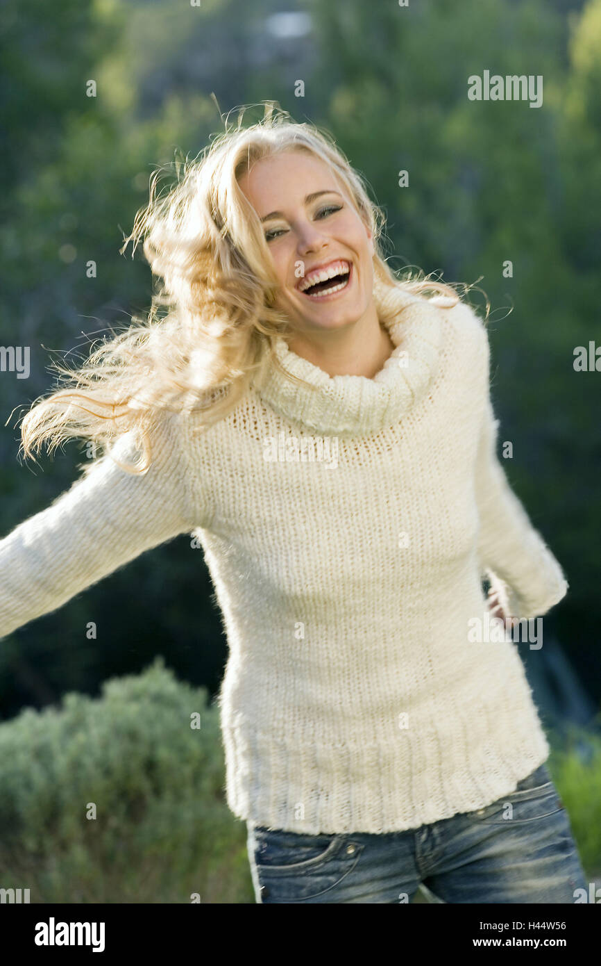 Femme, col roulé blanc en rouleaux, sourire, exécuter, modèle sorti, les gens, blond, à l'automne, ensoleillée, de naturel, heureux, satisfait, adolescent, girl, le calme, se sentir bien, à l'extérieur, bien, beauté, chandail, friendly, seulement, Banque D'Images