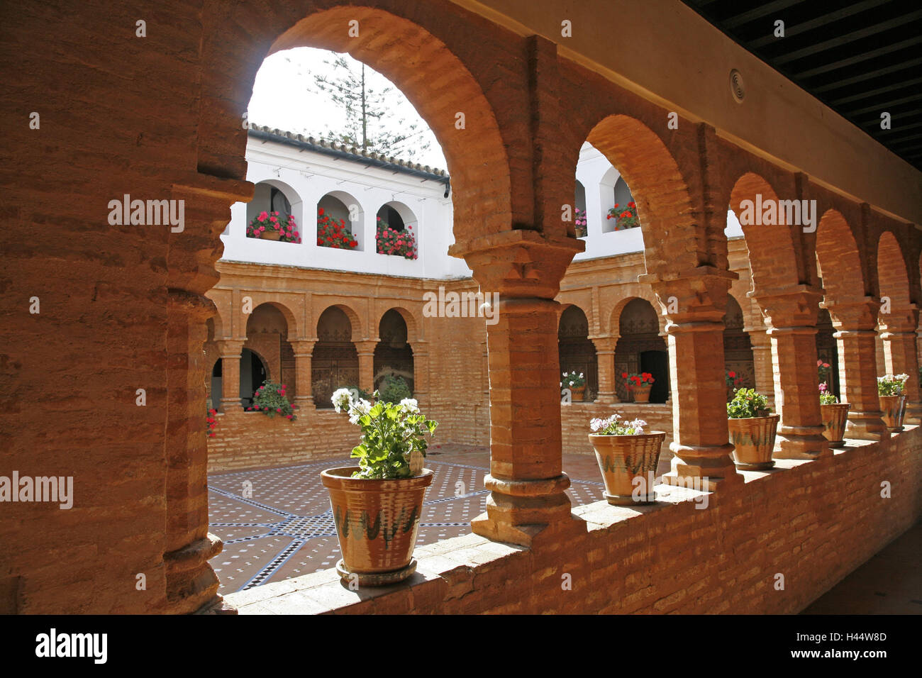 Espagne, Andalousie, Palos de la Frontera, Santa Maria de la Rabida, cloître, Huelva, cloître, Franciscain, cloître cloître, Mudejarkreuzgang, fresques, du tourisme, de l'arches arrondies, cour intérieure, plantes en pot, géraniums, point d'intérêt, destination, d' Banque D'Images