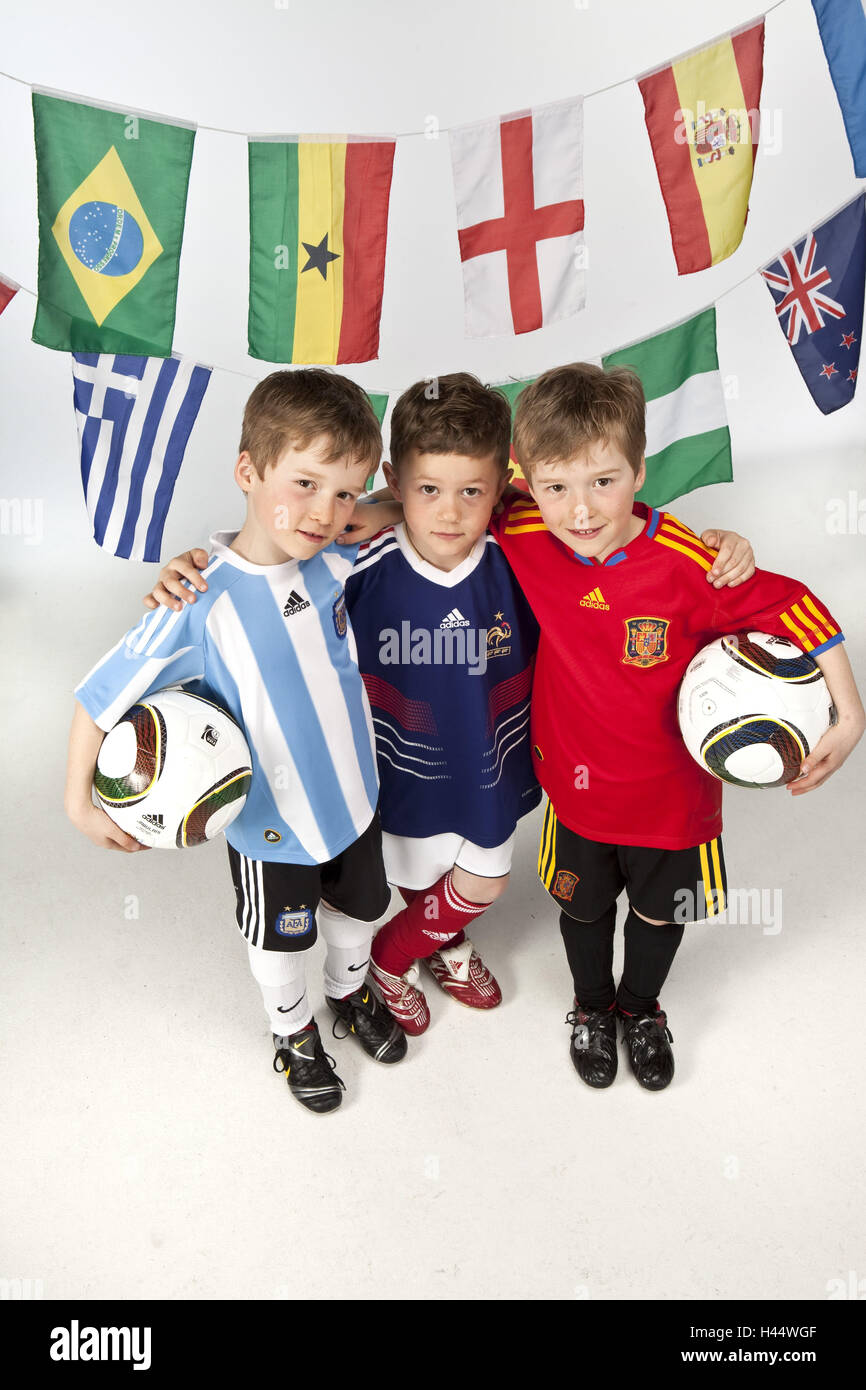 Les garçons, trois, maillots de football, ballons de football, photo de groupe, les drapeaux, Banque D'Images