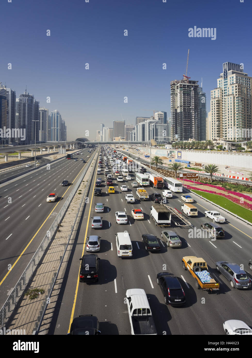 Emirats arabes unis, dubaï, Sheik Zayed Road, scène de rue, saumure, Tour Jumeirah Banque D'Images