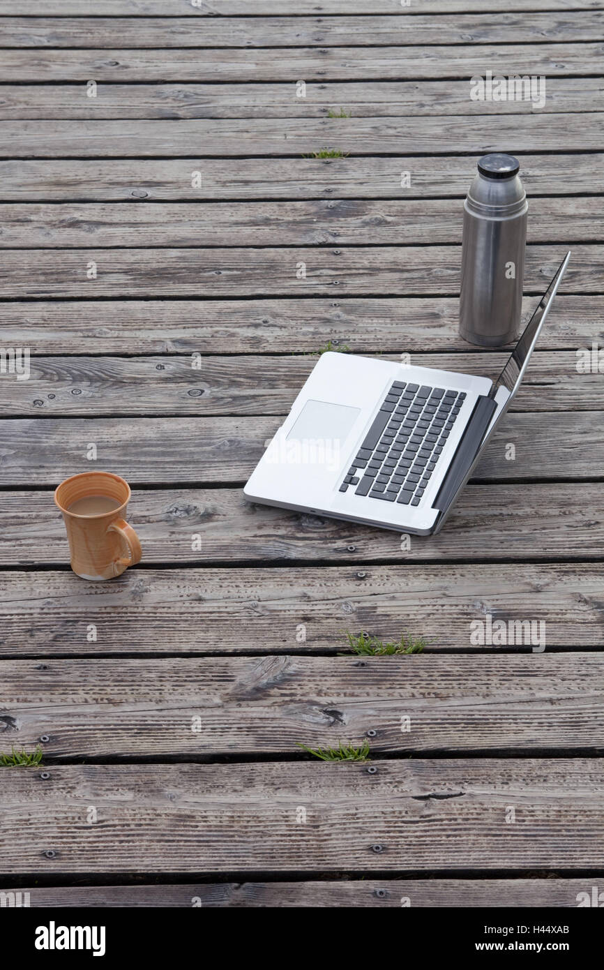 Haut de la présure, tasse à café, thermos, jetée en bois, Banque D'Images