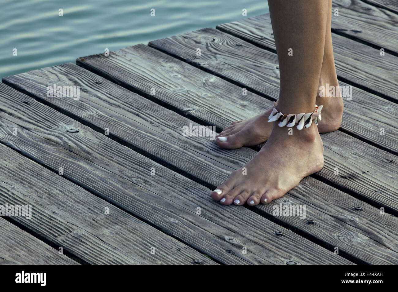 Femme, bridge, debout, en détail, les pieds, les jambes, les bijoux Photo  Stock - Alamy