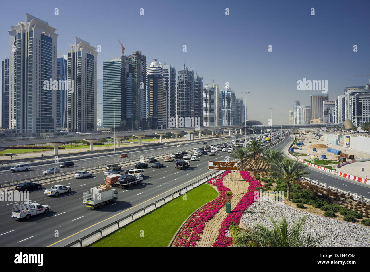 Emirats arabes unis, dubaï, Sheik Zayed Road, scène de rue, saumure, Tour Jumeirah Banque D'Images