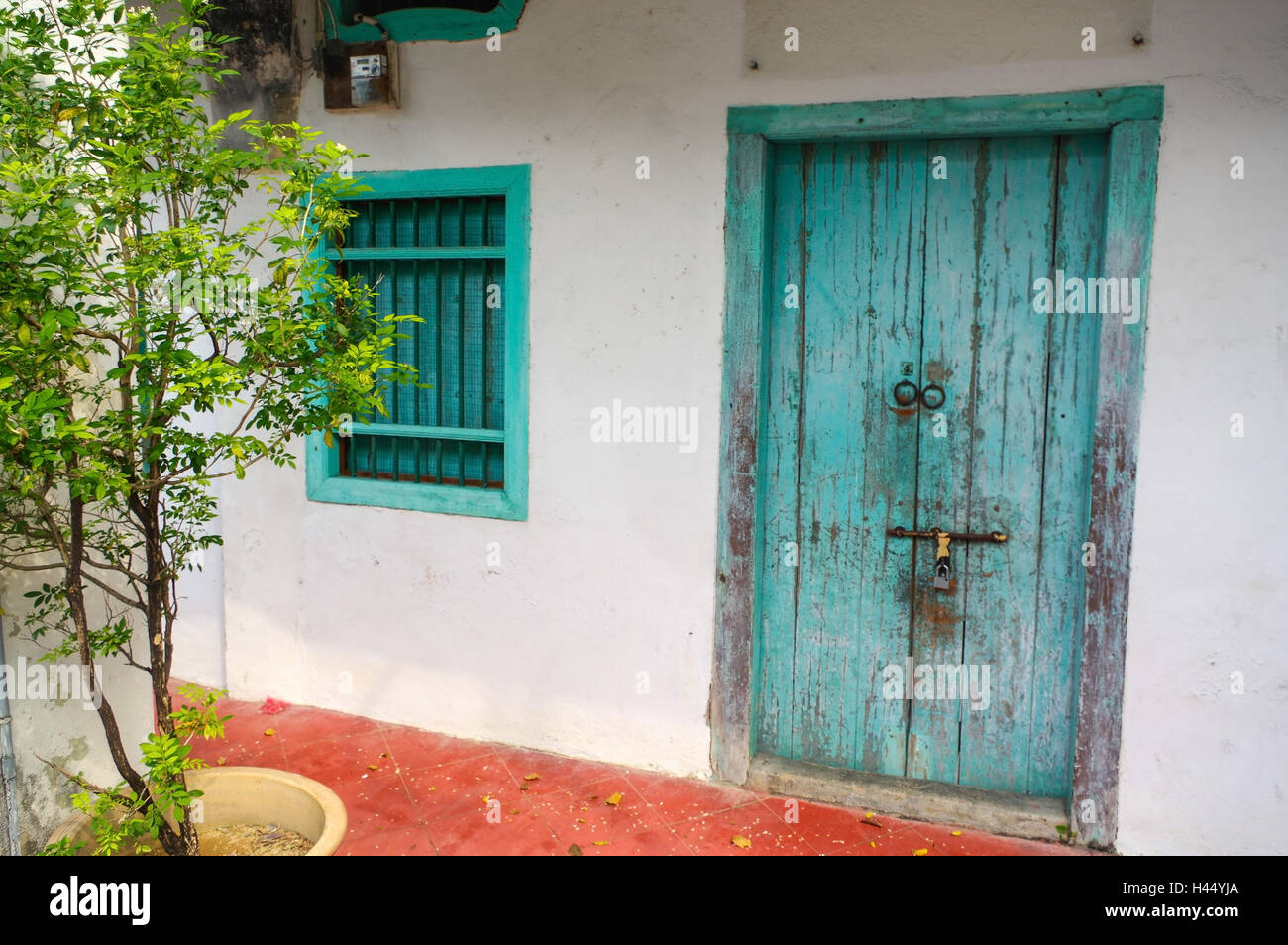 Une maison à George Town, Penang, Malaisie. Extérieur de style méditerranéen. Portes en bois bleu et sur des volets peints vieux wal Banque D'Images