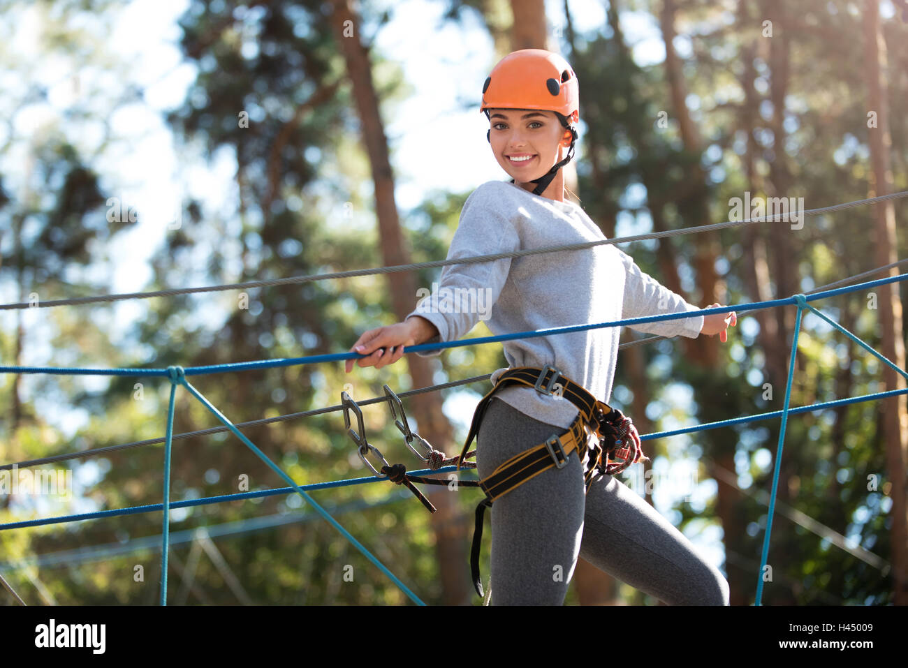 Courageuse jeune femme marchant sur le teleférico Banque D'Images