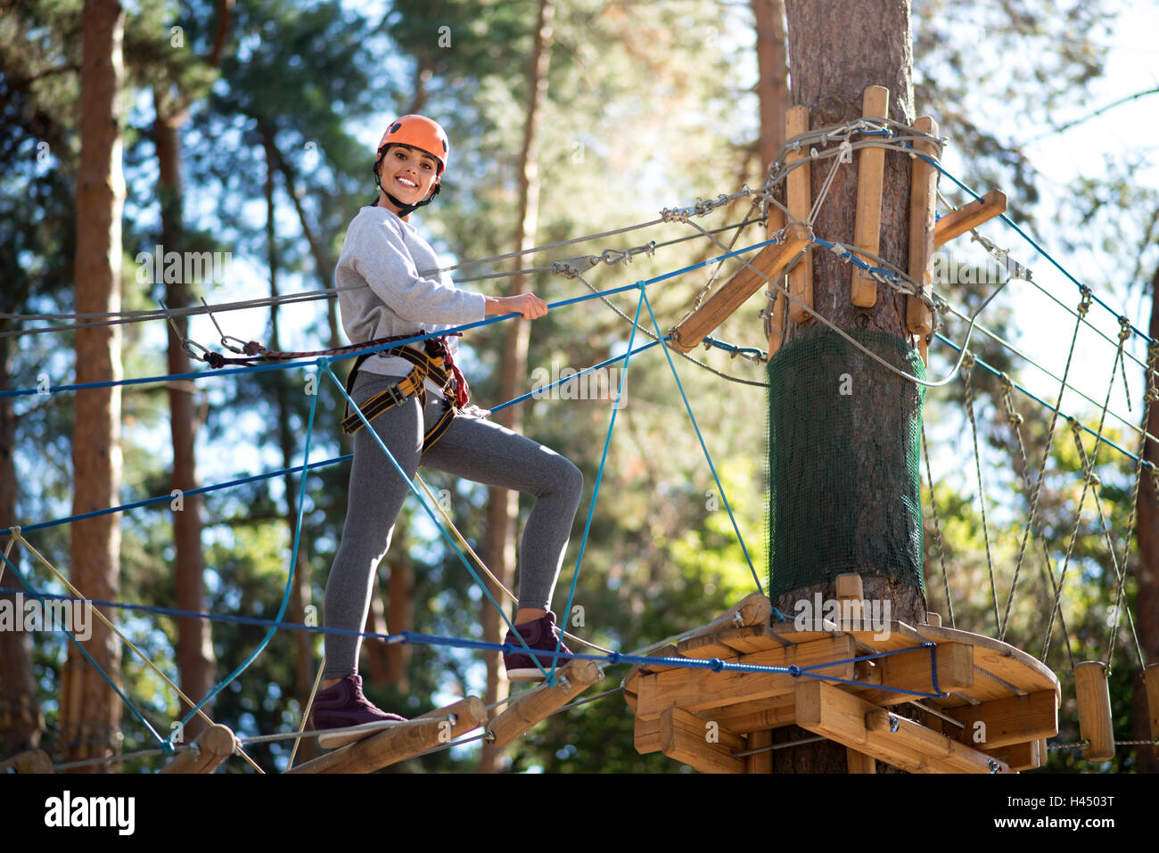 Optimiste belle femme s'approcher de l'arbre Banque D'Images