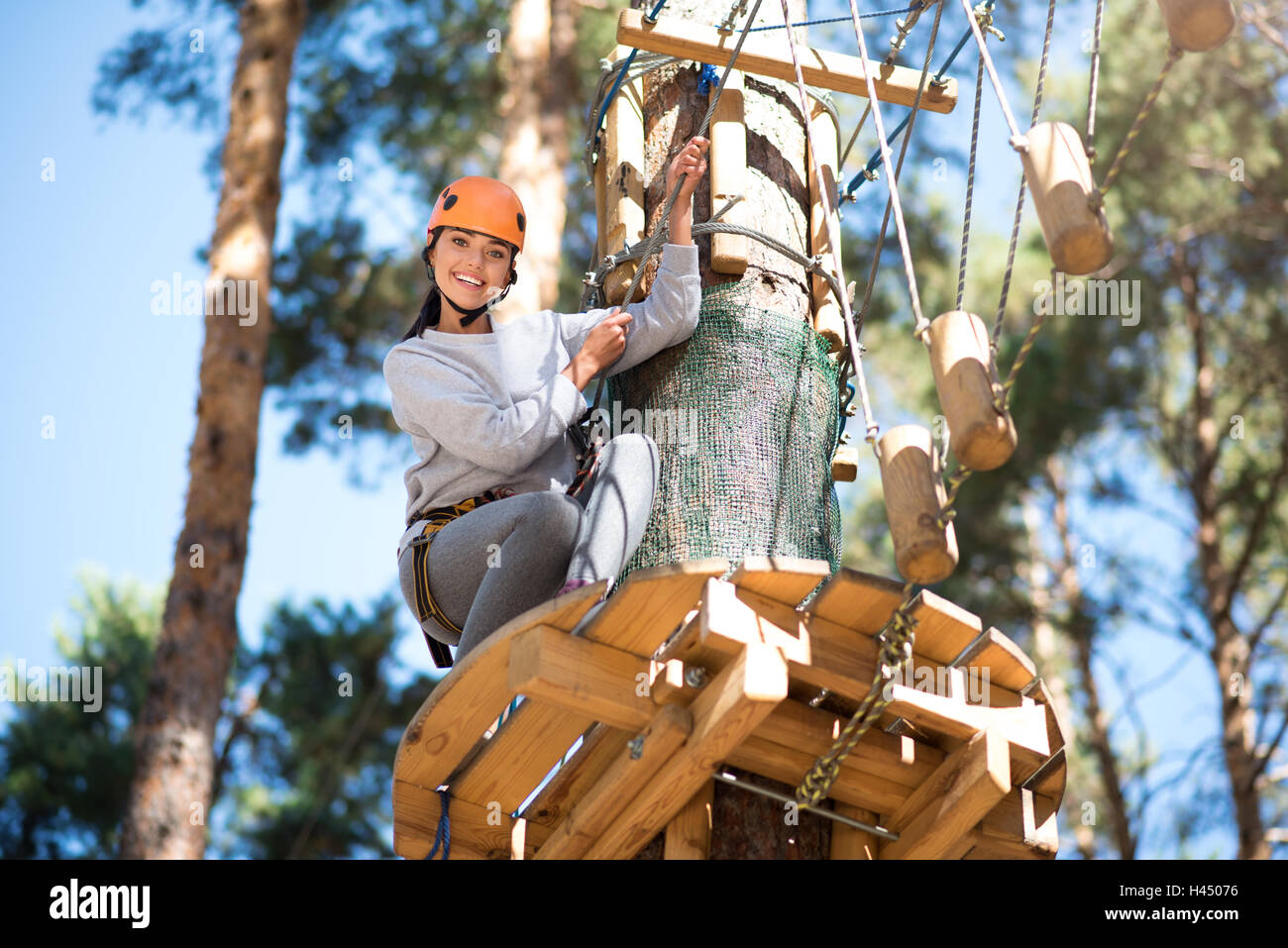 Agréable bonne à la femme debout sur une plate-forme en bois Banque D'Images