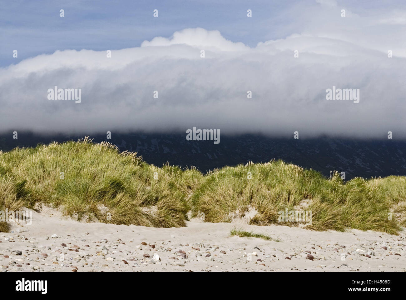 L'Irlande, Mayo, Achille l'Islande, Quille, plage, dune grass, nuages, ciel, bleu, Connacht, côte, plage de sable, dunes, gazon, mer, Bay, Bay Hill, vue sur la mer, les nuages, les vacances, la nature, Banque D'Images