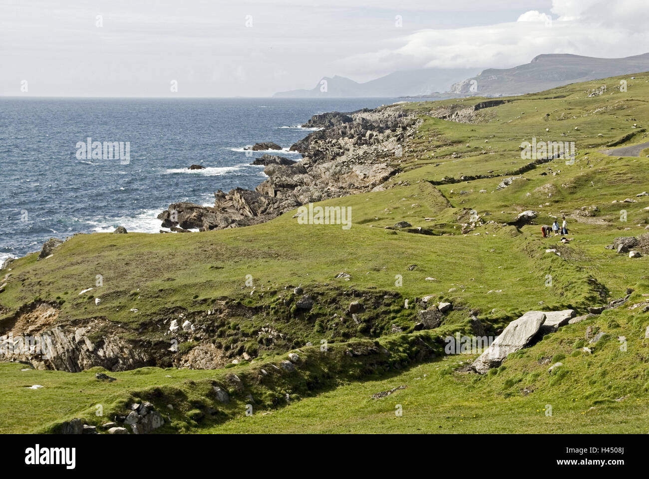 L'Irlande, l'Islande, Achille côte, Dumha Eige, paysage, prairie, mer, montagnes, Connacht, baie, côte, côte de la bile, paysages côtiers, falaises, rochers, tourisme, touriste, personne, de la nature, le ciel, les nuages, Banque D'Images