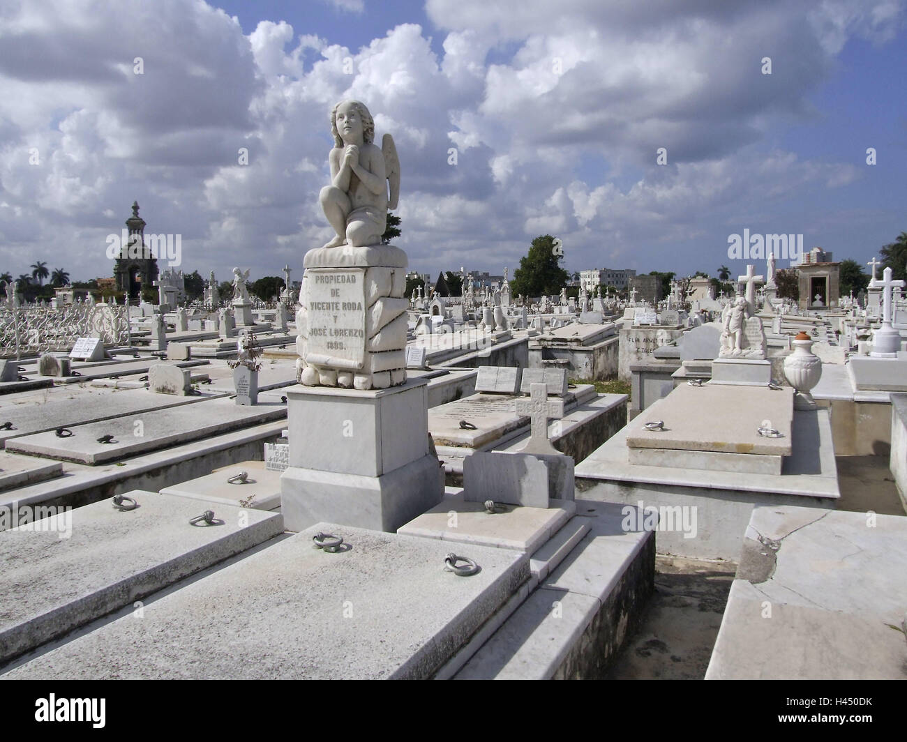 Tombes, cimetière, Cementerio Cristobal, Colon, ciel nuageux, La Havane, Cuba, destination de vacances, destination, les Caraïbes, l'endroit d'intérêt, de la mort, tombe, monument, pierres tombales, sculptures, de marbre blanc, tombeau des croix, des tombes, des disques tombe, la peine, la résignation, la mémoire, l'transitoriness, personne, nuages, nuages beautyful, ciel nuageux, Banque D'Images
