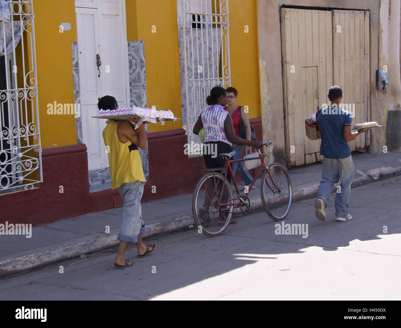 Scène de rue, hommes, porter, gâteaux, Trinidad, Cuba, destination de vacances, destination, les Caraïbes, Tourisme, vacances, maisons, rue, personne, les femmes, les Cubains, les passants, rendez-vous, location, de gâteaux, de l'avance, le transport, la livraison, les sucreries, le givrage, de couleurs vives, vie quotidienne, mode de vie, Banque D'Images