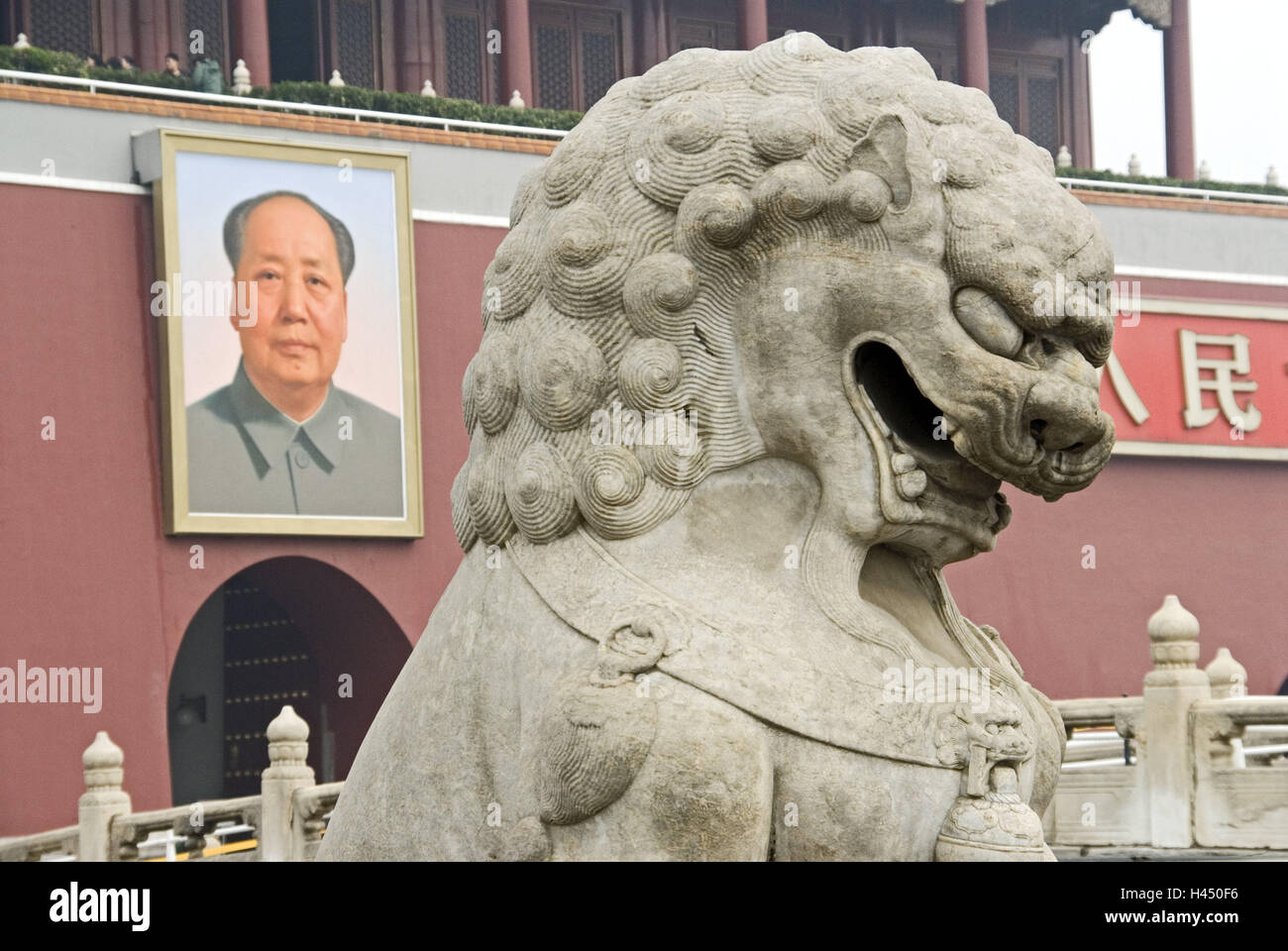 Chine, Pékin, la Cité Interdite, le but, la paix céleste Mao, portrait, sculpture du lion, détail, d'Asie, d'art, de la culture, capitale, musée du palais, ville impériale, le palais impérial, complexe de palais, entrée principale, l'objectif principal, objectif Tiananmen, photo, portrait, homme politique, chef de l'Etat, le communisme, d'entrée, de l'architecture, de la structure, de tout temps, le lieu d'intérêts, la sculpture, le lion, le lion de pierre, patrimoine culturel mondial de l'UNESCO, à l'extérieur, Banque D'Images