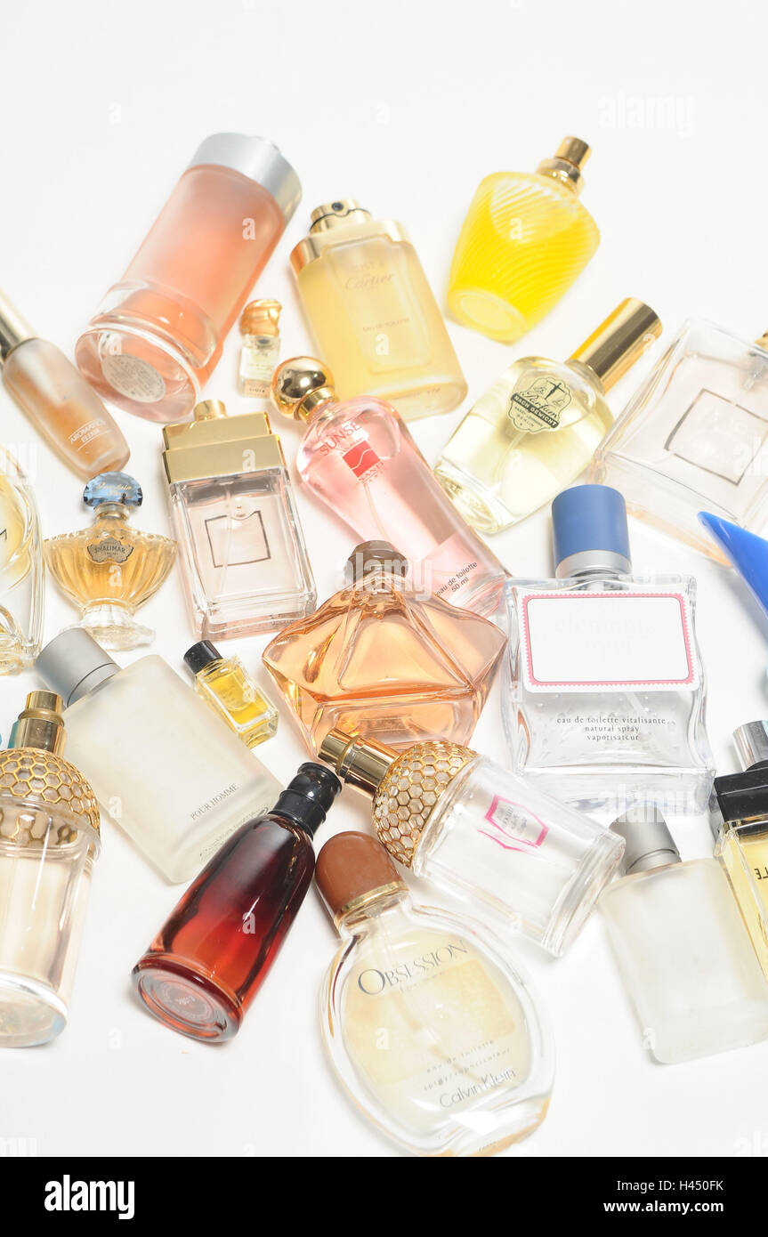 Flacons de parfum, parfum, différent, bouteille, flacon de parfum, odeurs, odorat, flacons, bouteilles de verre, en piteux état, c'est chaotique, le mensonge, la consommation, les parfums, les noms commerciaux, luxe, beauté, soins personnels, cut out, Banque D'Images