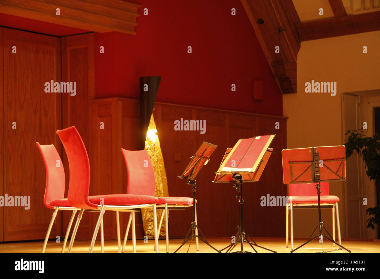 Salle de Concert, chaises, pupitres à musique, vide, déserte, la culture, la musique, événement, événement musical, quartet, stand, notes, détenteurs de score, rouge, de la lumière, lampe, l'atmosphère, l'atmosphère, à l'intérieur, Banque D'Images